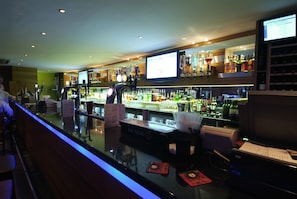 2 bars/lounges