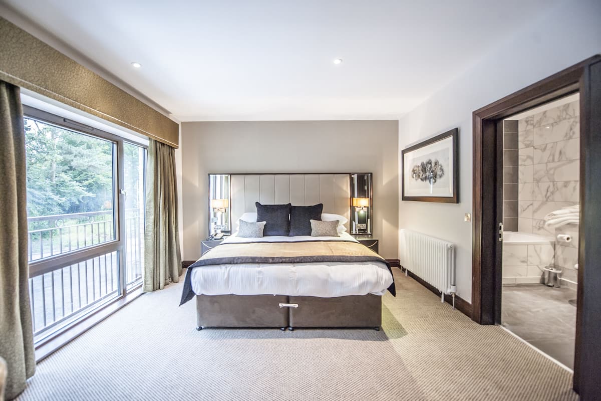 executive suite | 1 bedroom, in-room safe, desk, blackout curtains