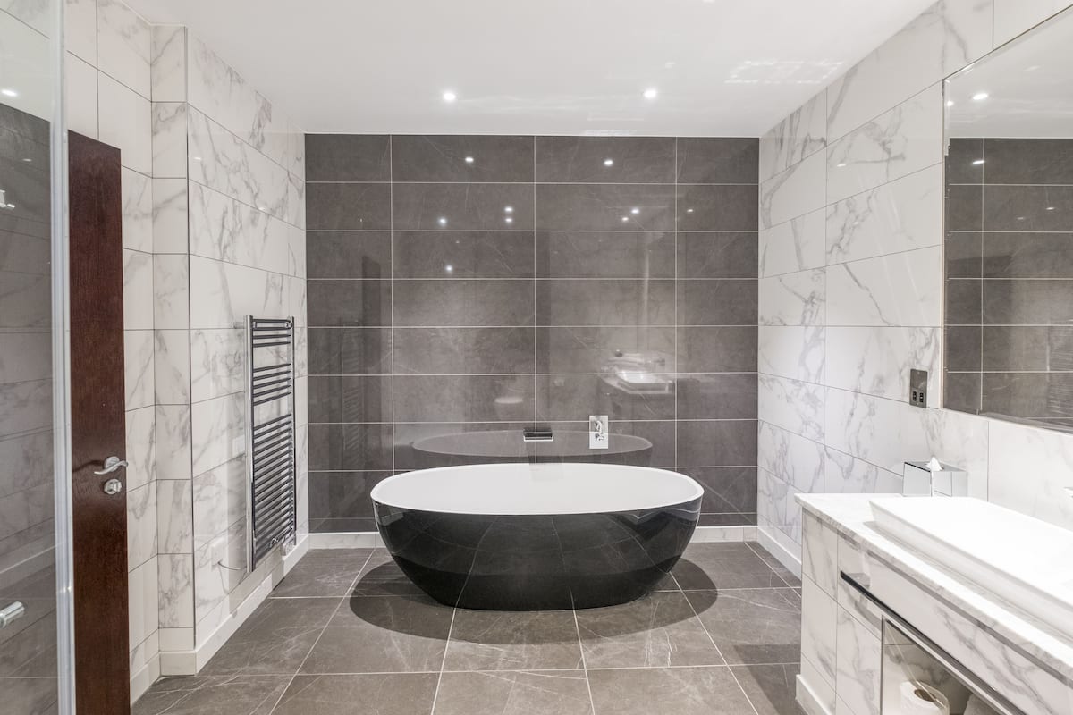 executive suite, balcony | bathroom | free toiletries, hair dryer, towels