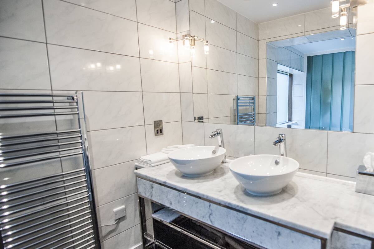 parklands suite | bathroom | free toiletries, hair dryer, towels