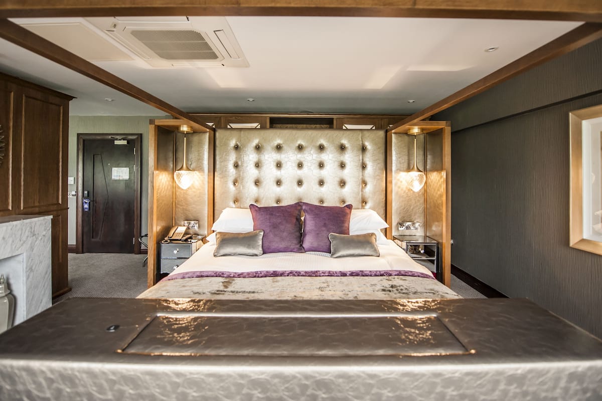 parklands suite | 1 bedroom, in-room safe, desk, blackout curtains