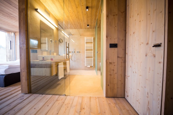 Classic Apartment, 1 Bedroom, Sauna | Bathroom | Shower, free toiletries, hair dryer, slippers