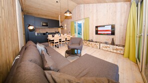 Superior appartement, 3 slaapkamers, sauna | Woonruimte | Flatscreentelevisie en een iPod-dock