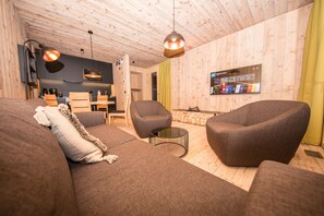 Klassiek appartement, 1 slaapkamer, sauna | Woonruimte | Flatscreentelevisie en een iPod-dock