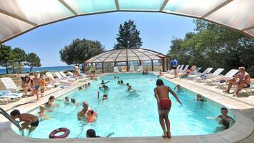 Piscine extérieure, chaises longues