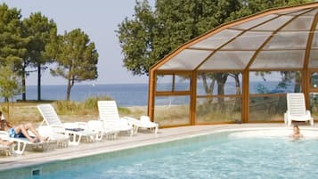 Piscine extérieure, chaises longues