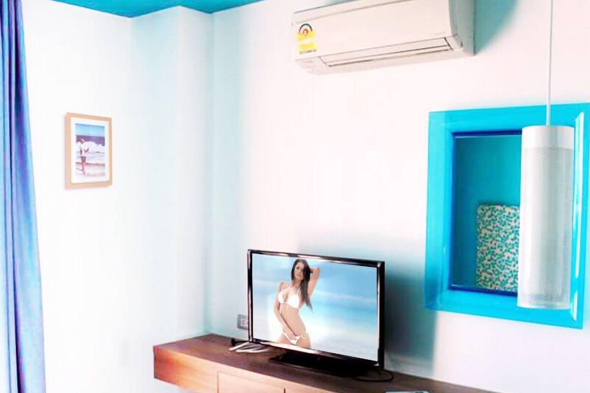 Family Suite with Sofa Bed, Pool View | โต๊ะทำงาน, Wi-Fi ฟรี