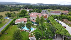 A residential area with houses, a swimming pool, and a road. - Torres de Moreda (A Estrada)