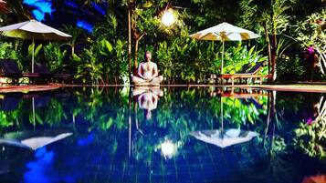Piscine extérieure, parasols de plage, chaises longues