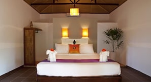 Superior Bungalow | Desk, blackout curtains, free WiFi, bed sheets - Raingsey Bungalow (Kep)