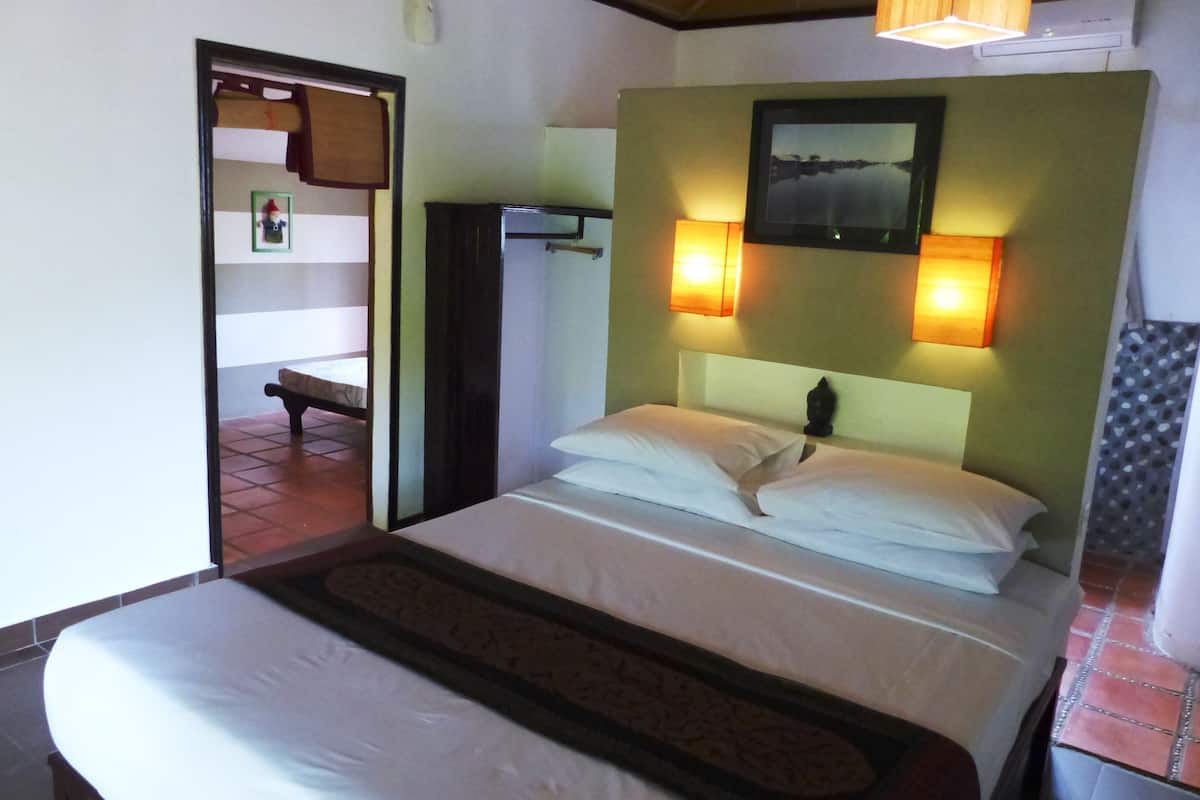 family bungalow | desk, blackout curtains, free wifi, bed sheets