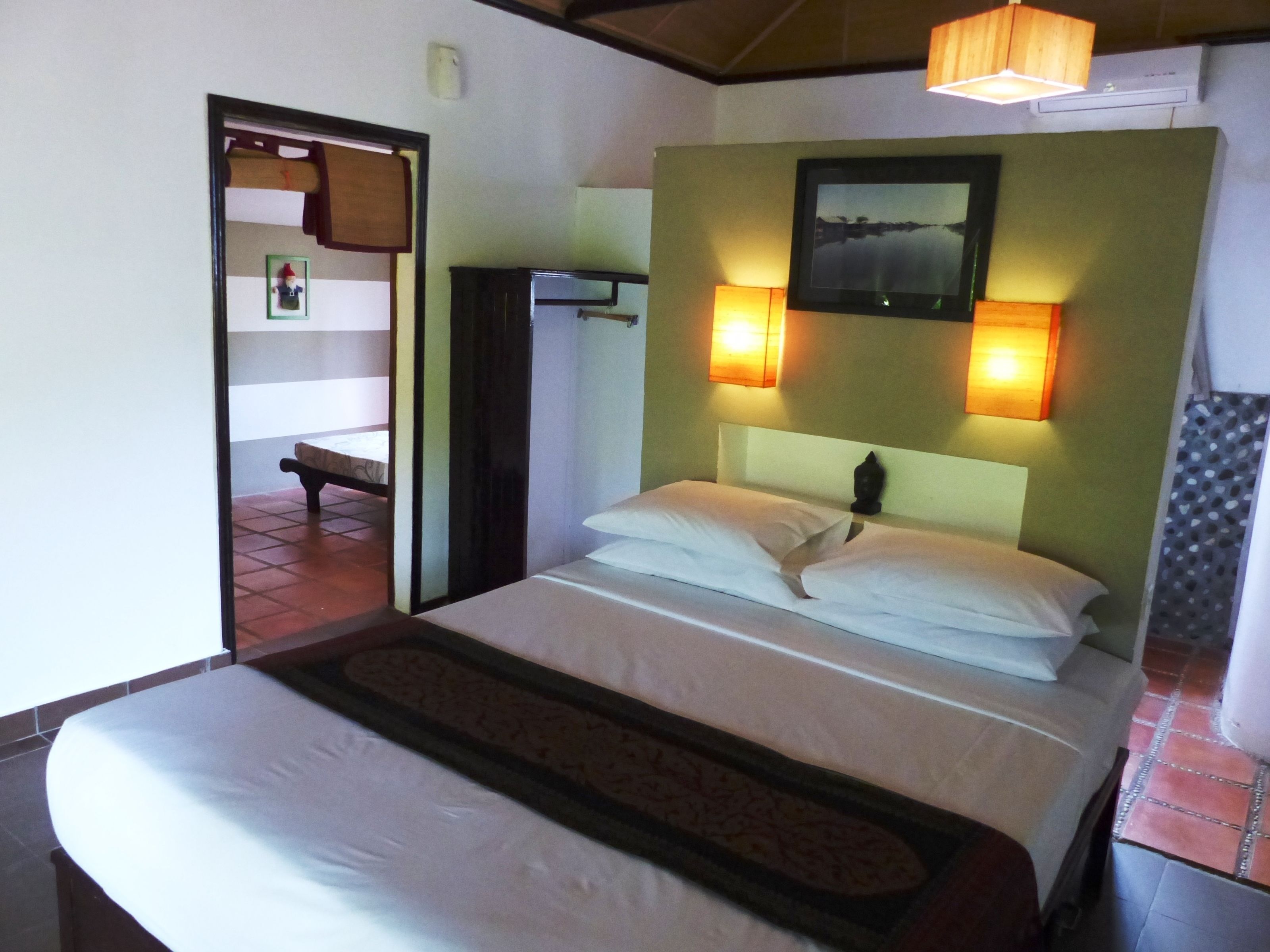 办公桌、遮光窗帘、免费 WiFi、床单