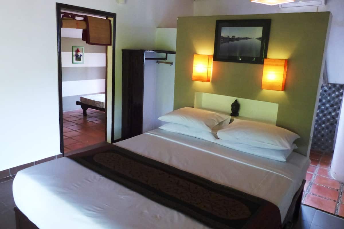 办公桌、遮光窗帘、免费 WiFi、床单