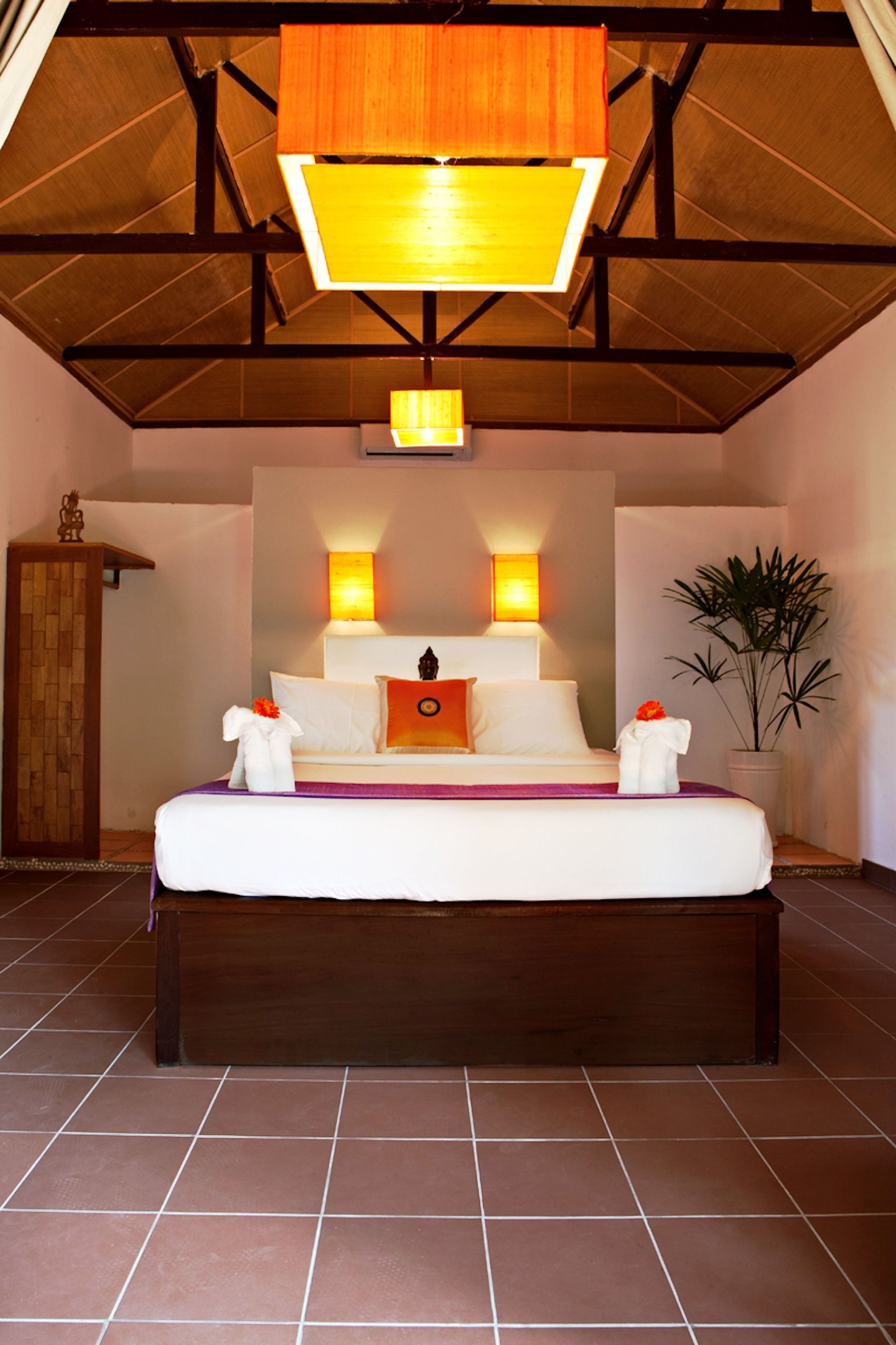 办公桌、遮光窗帘、免费 WiFi、床单