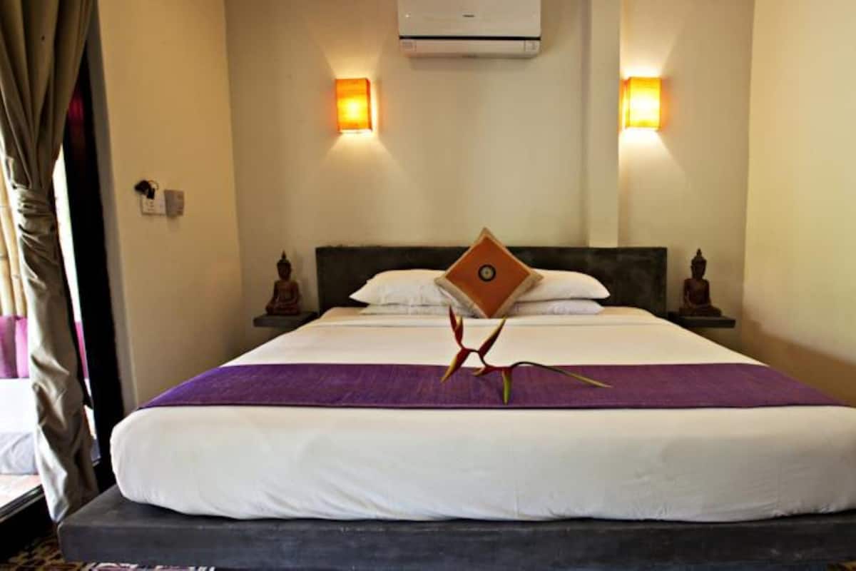 Escritorio, cortinas blackout, wifi gratis y ropa de cama