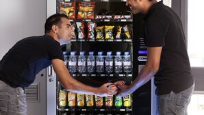 Un distributeur automatique rempli d’en-cas et de boissons.