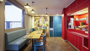 TĂ€gliches FrĂŒhstĂŒcksbuffet (6.90 EUR pro Person)