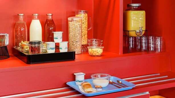 Un buffet de petit-déjeuner proposant une variété d'aliments et de boissons.