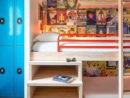 Chambre, plusieurs lits | Bureau, Wi-Fi gratuit, draps fournis