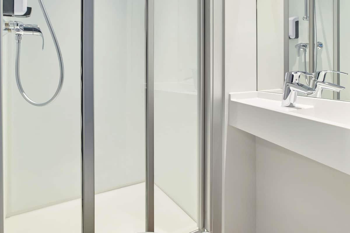 Rum - 1 dubbelsäng - privat badrum (Cabrio Room) | Ljudisolering, strykjärn/strykbräda och gratis wi-fi