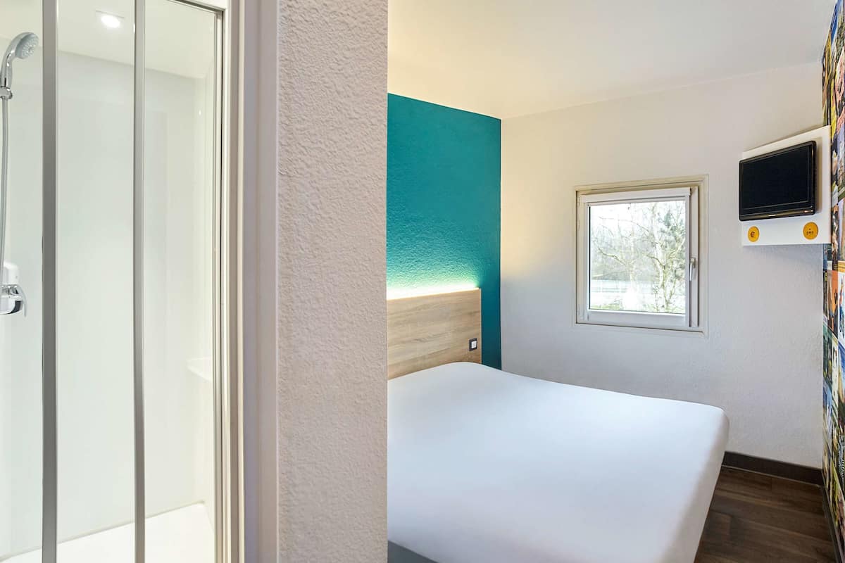 Habitació, bany privat | Habitacions insonoritzades, planxa i posts de planxar i wifi gratuïta