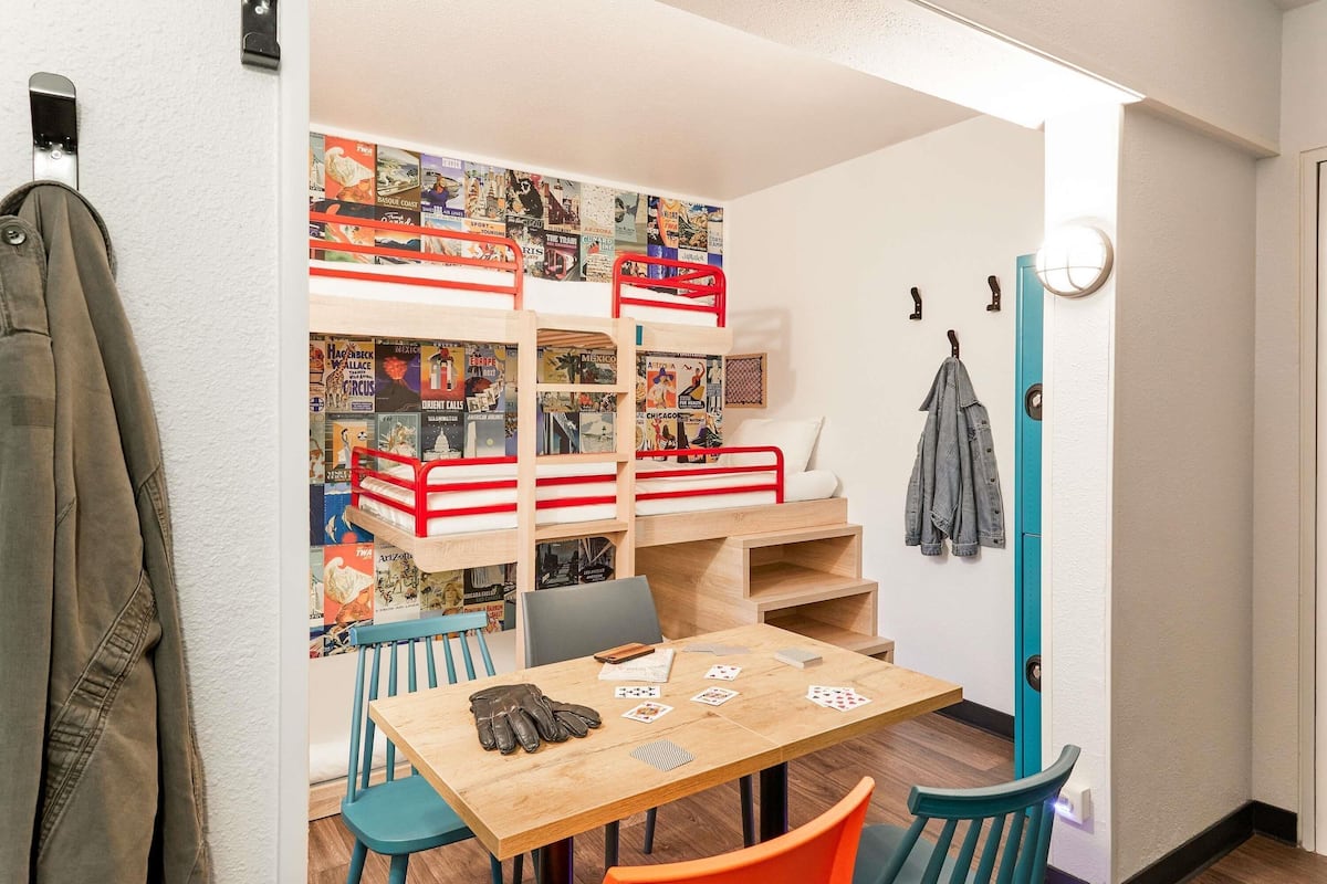 Habitación, varias camas | Insonorización, tabla de planchar con plancha y cunas gratuitas