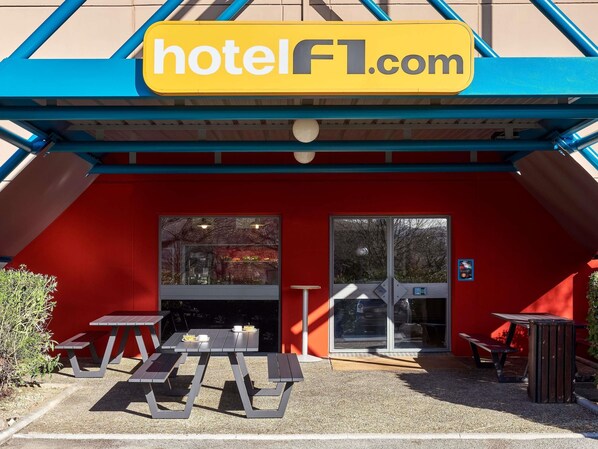Daily buffet breakfast (EUR 5.9 per person)