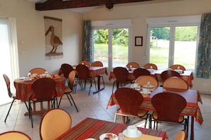 Daily continental breakfast (EUR 8.50 per person)