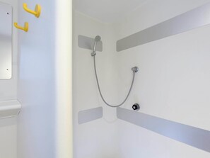 Shower, eco-friendly toiletries, hair dryer, towels - UNISOTEL ex (HOTEL F1 SAINT BRIEUC) (Tregueux)