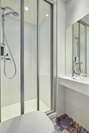A modern bathroom with a glass shower enclosure, a white sink, and a large mirror. - hotelF1 Thonon Les Bains Est (Marin)