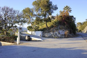 A road leading to a camping area with a sign indicating 'CAMPING BUNGALOWS'. - Camping Tropical (Almunecar)