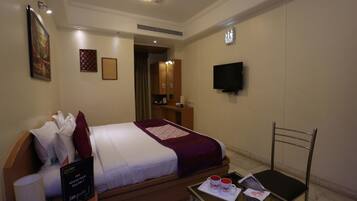 In-room safe, desk, free WiFi