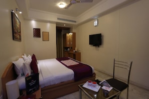 Standard Double or Twin Room, 1 Bedroom, Private Bathroom | In-room safe, desk, free WiFi