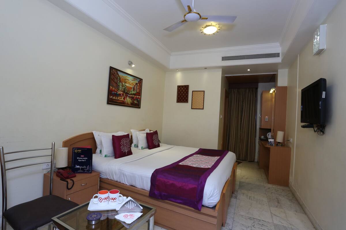 In-room safe, desk, free WiFi