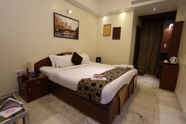 In-room safe, desk, free WiFi