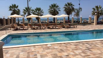 Außenpool, geöffnet von 09:00 Uhr bis 19:00 Uhr, Sonnenschirme