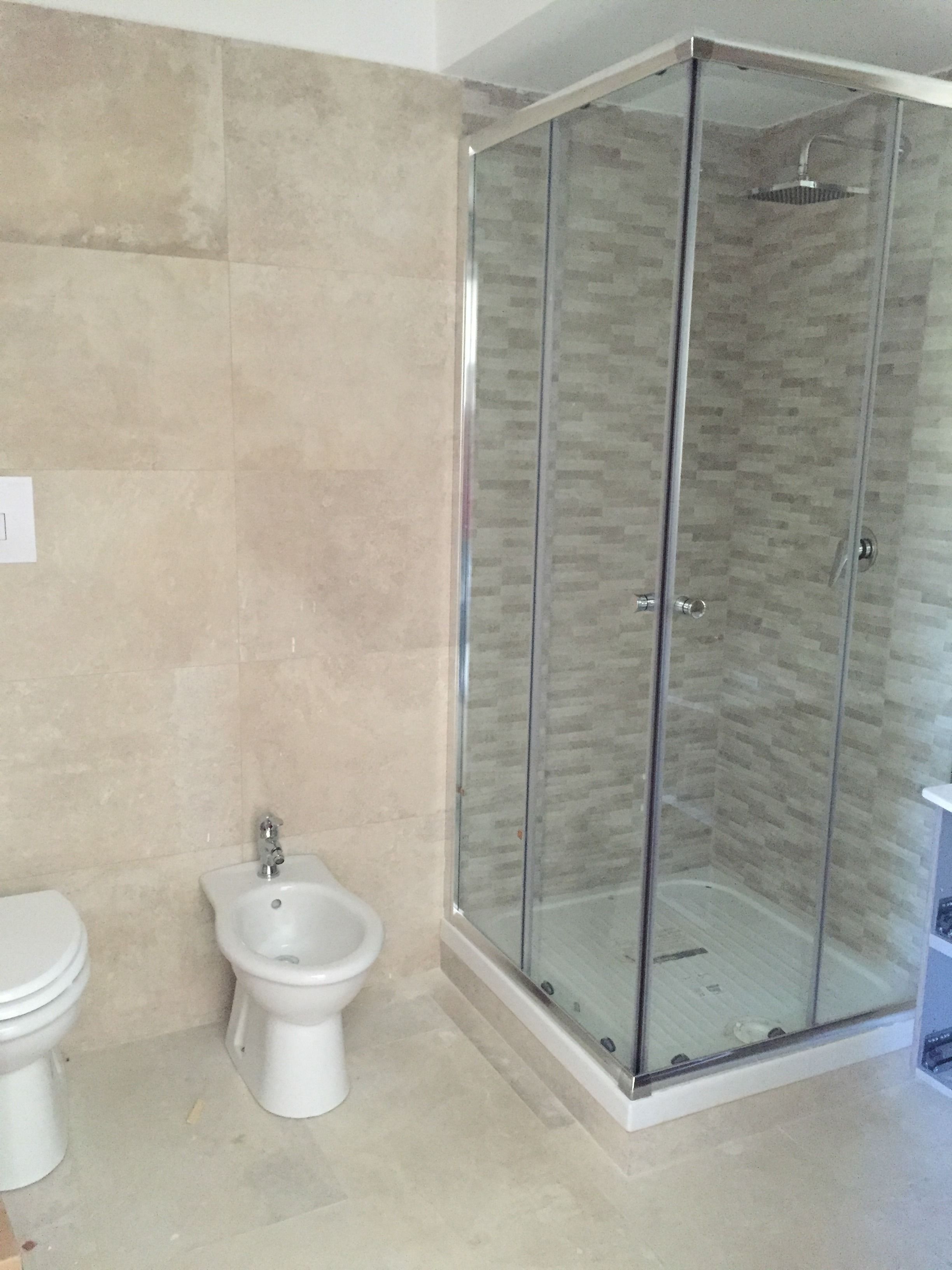 Ein Badezimmer mit Duschkabine, Toilette und Bidet.