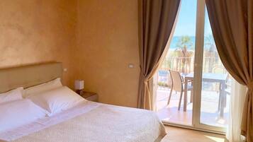 ميني بار وخزنة داخل الغرفة ومكتب ومساحة عمل للكمبيوتر المحمول