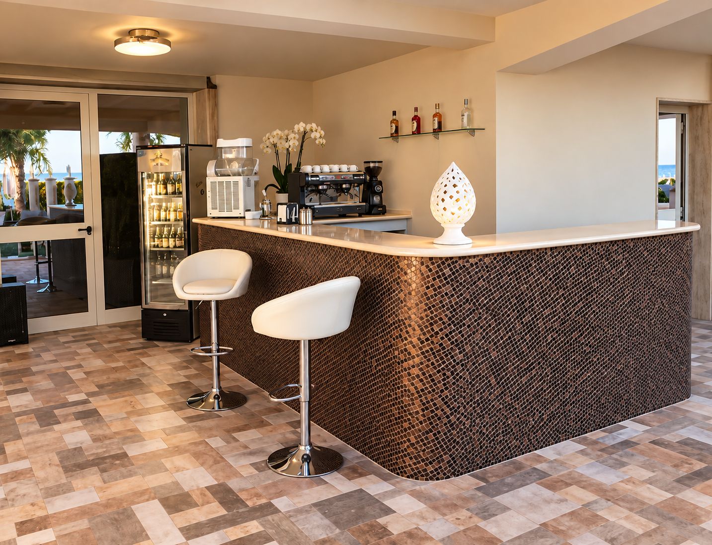 Cozinha moderna com área de bar, dois banquetes, máquina de café e resfriador de vinhos.