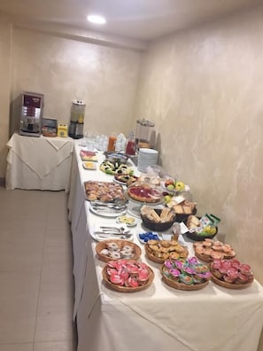 بوفيه فطور مجانًا يوميًا