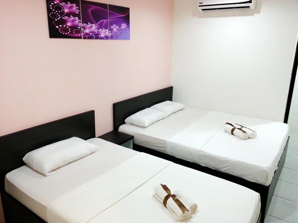 Meja kerja, kedap suara, setrika/meja setrika, dan Wi-Fi gratis