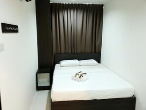 Desk, soundproofing, iron/ironing board, free WiFi