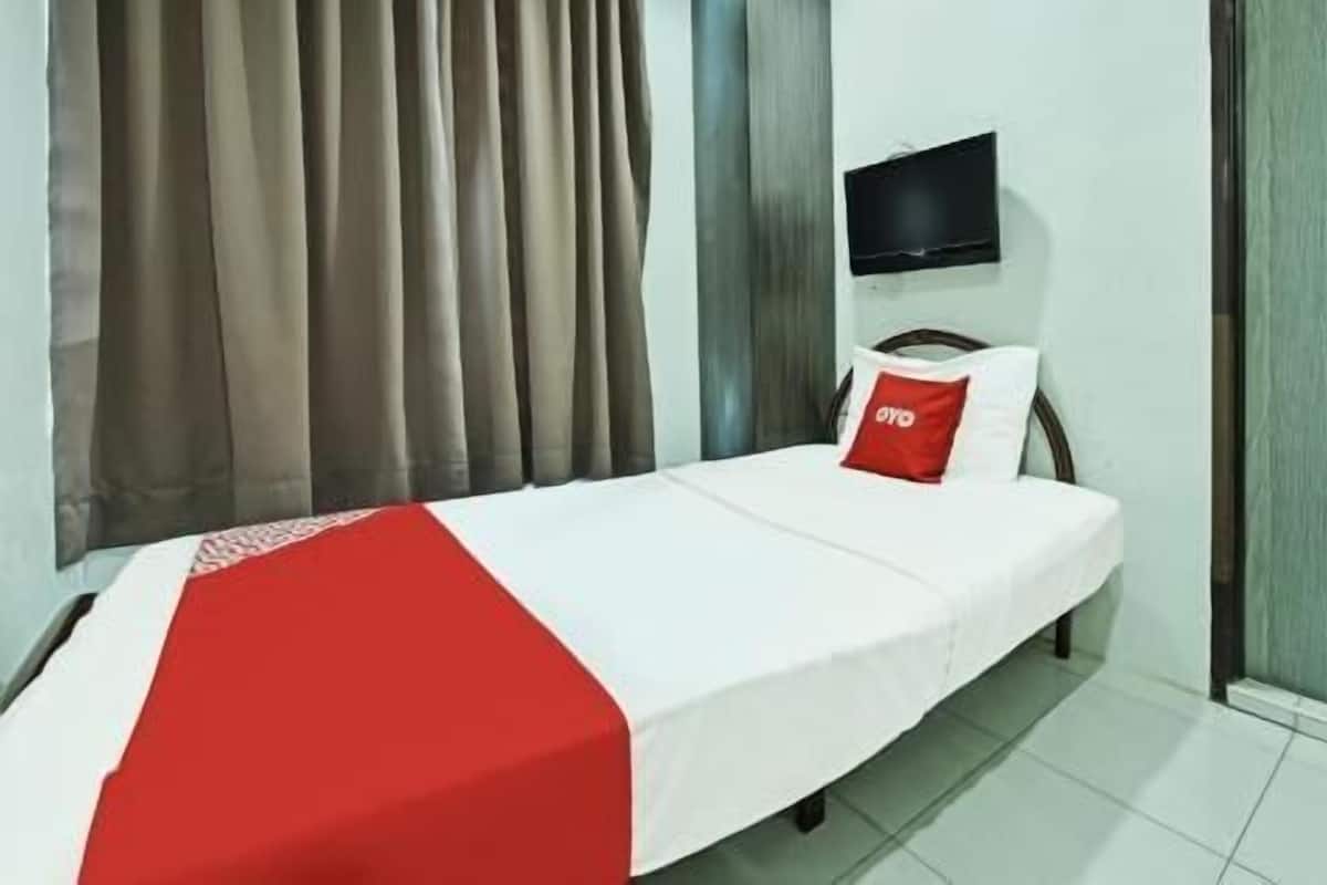 Meja kerja, kedap suara, setrika/meja setrika, dan Wi-Fi gratis