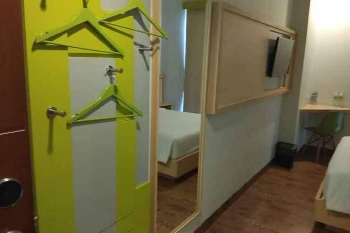 Frigobar (abastecido com itens grátis), escrivaninha