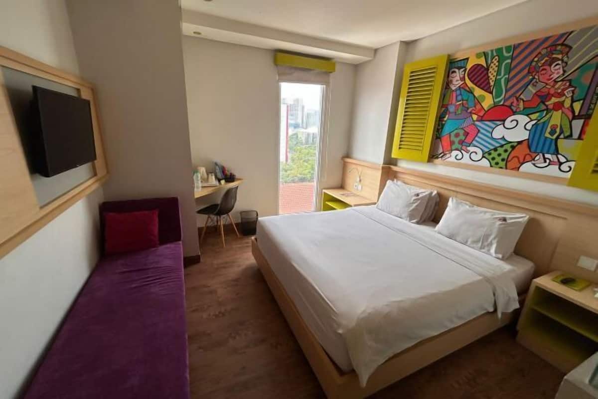 Free minibar, desk, iron/ironing board, free WiFi
