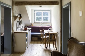Panoramic Apartment, 2 Bedrooms, Balcony, Mountainside | In-room dining