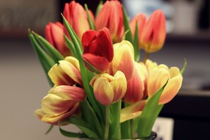 Un ramo de tulipanes en un jarrón.