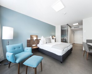 Premium bedding, minibar, in-room safe, individually decorated - Apart Hotel FirstBoarding Bayreuth (Bayreuth)