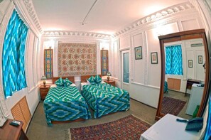 Desk, soundproofing, free WiFi, bed sheets - Minzifa Inn (Bukhara)