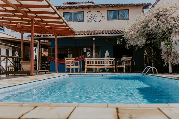 Una piscina al aire libre